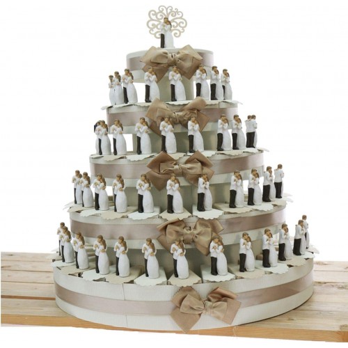 Torta con 90 bomboniere statuine sposi per matrimonio, originale ed elegante